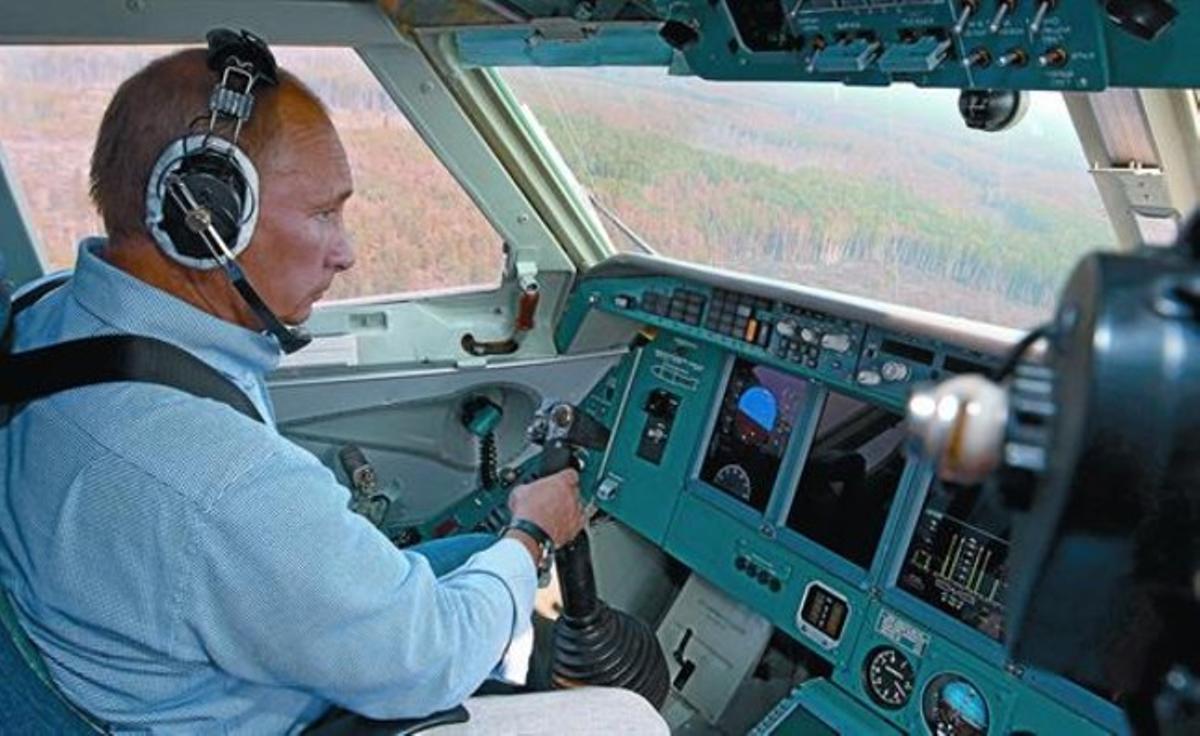 Putin, sentado en el asiento de copiloto de un avión Be 200, intenta apagar un incendio forestal en la región de Ryazan, a 250 kilómetros de Moscú.
