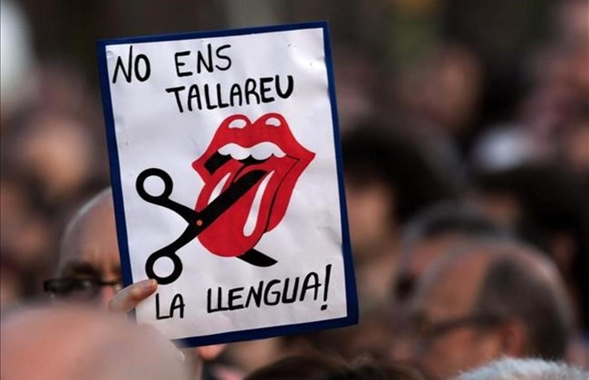 Pancarta en defensa del catalán en una manifestación.
