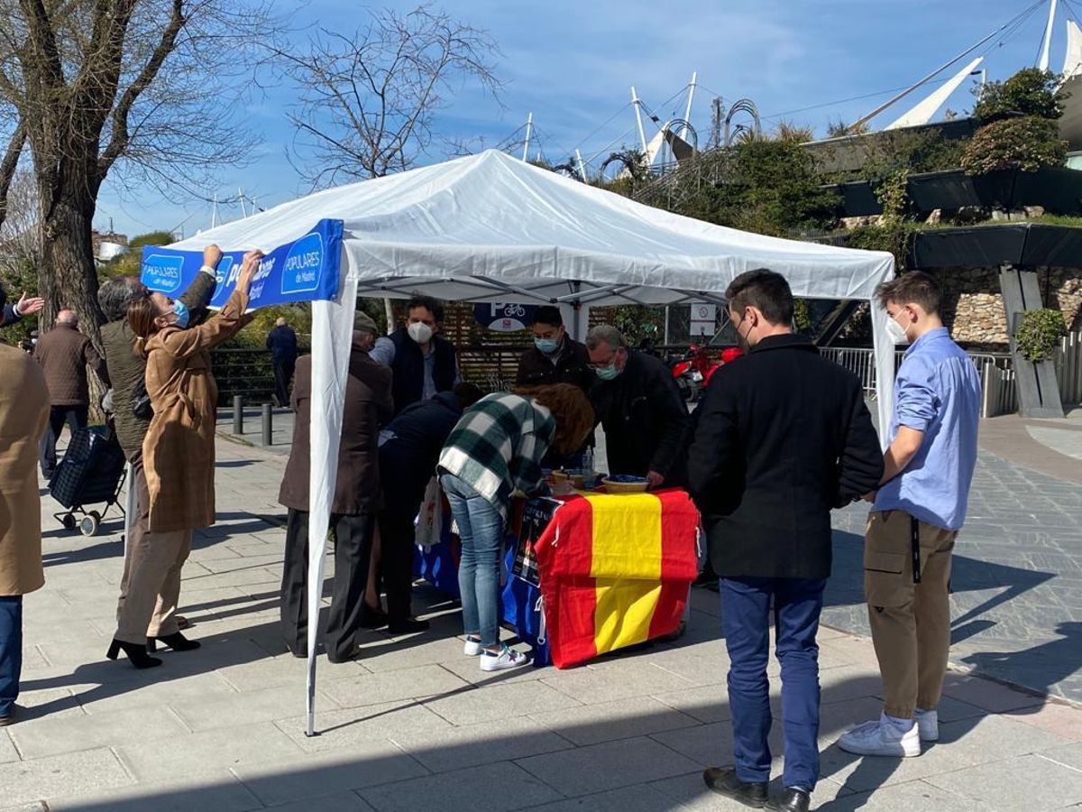 Recogida de firmas organizada por el PP en favor de las Fuerzas de Seguridad. Mesa en La Vaguada de Madrid. Recogida de firmas organizada por el PP en favor de las Fuerzas de Seguridad. Mesa en La Vaguada de Madrid.