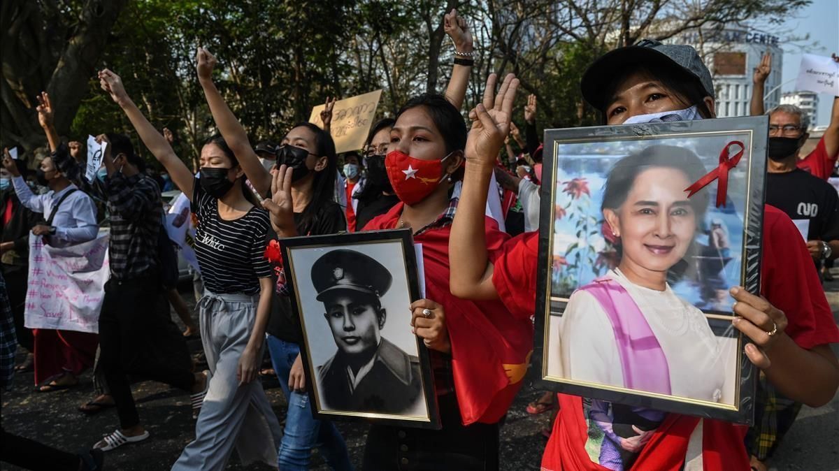 Manifestantes contra el golpe de Estado en Birmania portan la pancarta de la líder Aung San Suu Kyi. Manifestantes contra el golpe de Estado en Birmania portan la pancarta de la líder Aung San Suu Kyi.