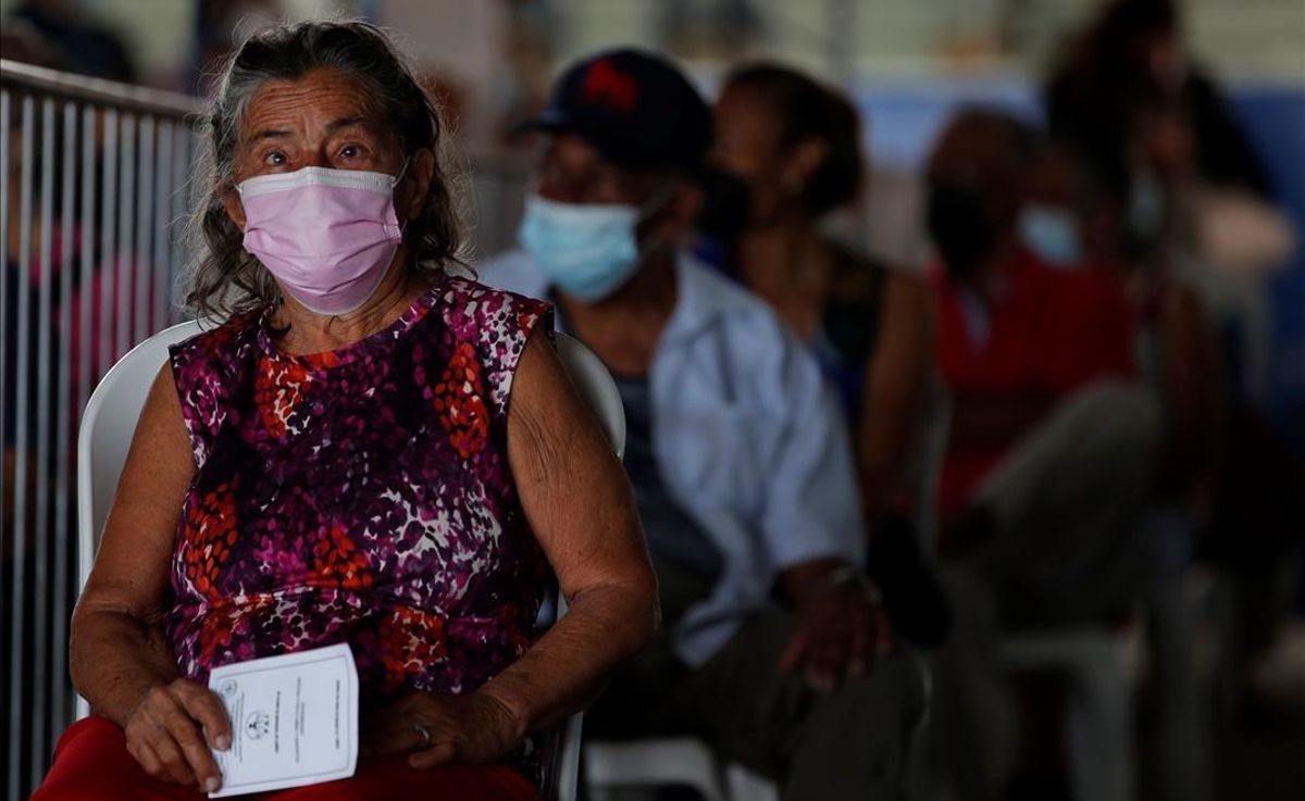 Una mujer espera su turno para recibir la segunda dosis de la vacuna Pfizer contra la covid-19 en la escuela republica de Colombia en San Miguelito (Panamá). Una mujer espera su turno para recibir la segunda dosis de la vacuna Pfizer contra la covid-19 en la escuela republica de Colombia en San Miguelito (Panamá).