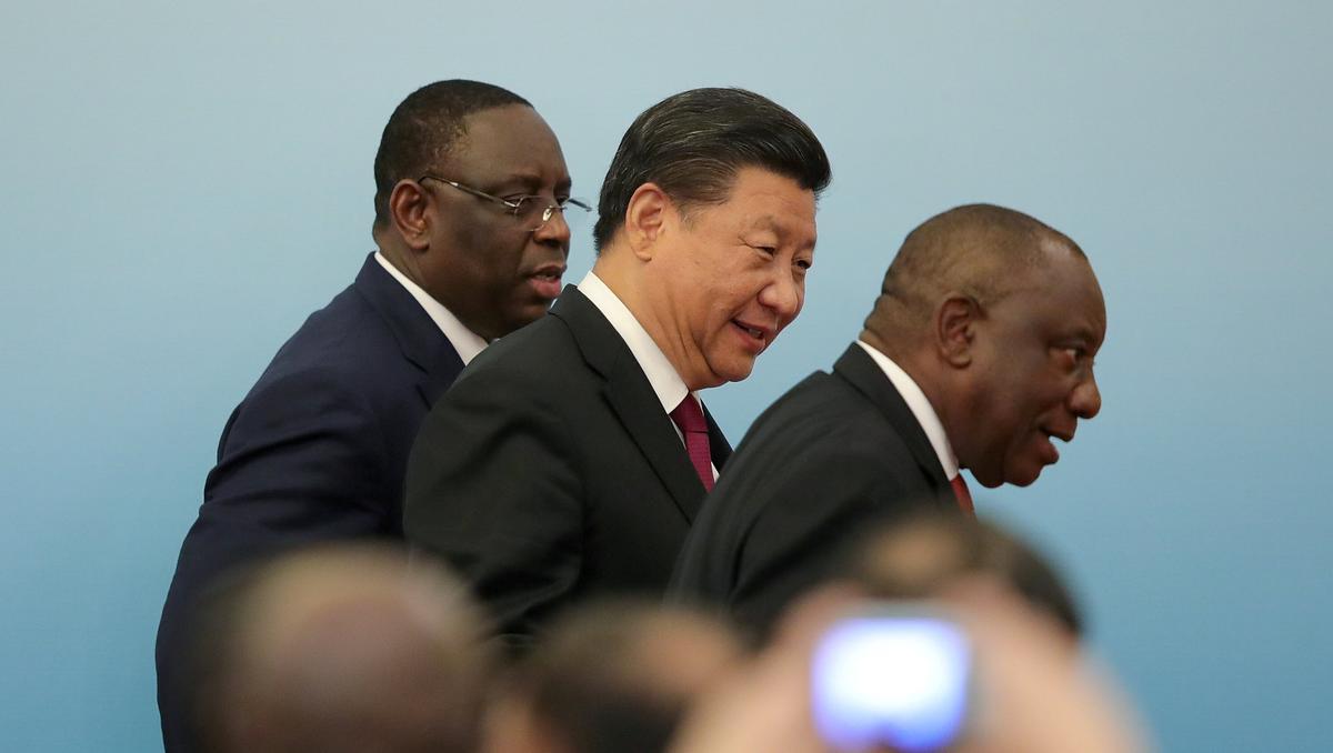 El presidente de China, Xi Jinping, junto a los de Sudáfrica, Cyril Ramaphosa (derecha) y el de Senegal, Macky Sall (izquierda).
