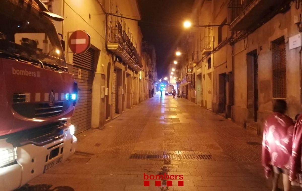 Onze veïns de Sant Boi són atesos pel SEM per l’incendi d’un cotxet a l’entrada d’un edifici Onze veïns de Sant Boi són atesos pel SEM per l’incendi d’un cotxet a l’entrada d’un edifici