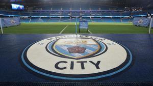 El escudo del Manchester City en el Etihad Stadium.