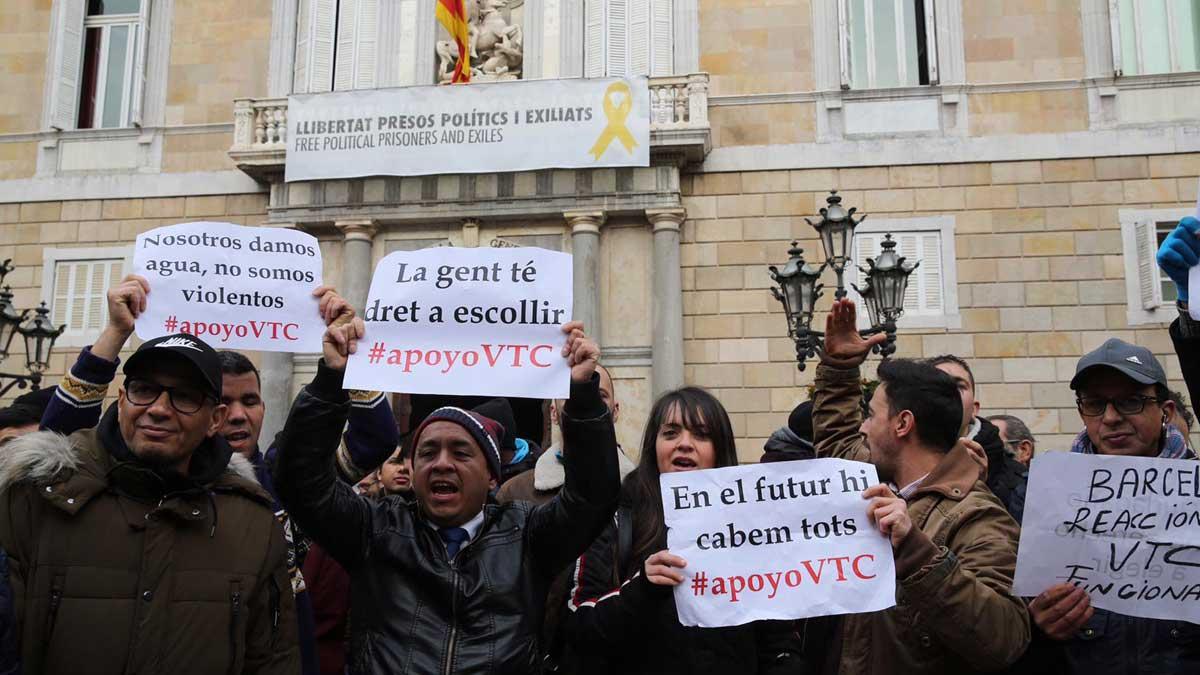 Trabajadores de VTC concentrados en la plaza de Sant Jaume.