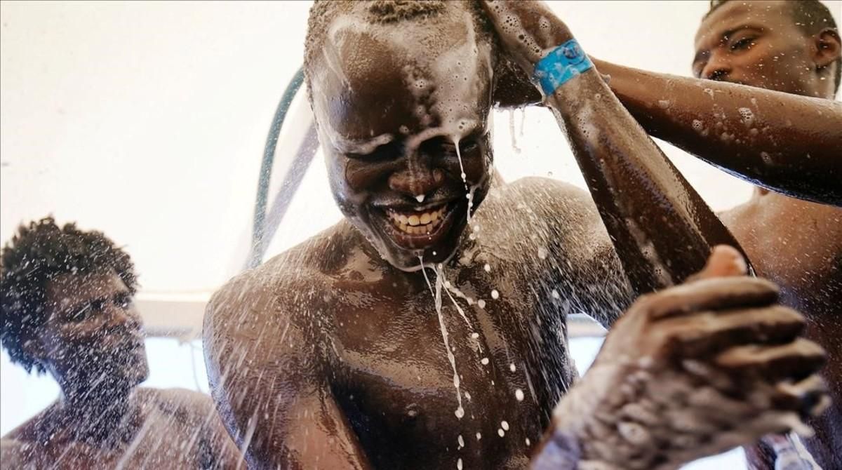 Un inmigrante toma una ducha a bordo del ’Open Arms’. Un inmigrante toma una ducha a bordo del ’Open Arms’.