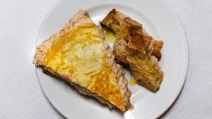 Una tortilla con ’txapela’ de Bar El Pollo.