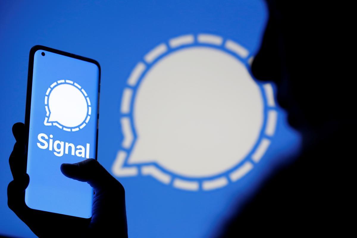 Un usuario utiliza la aplicación de mensajería Signal