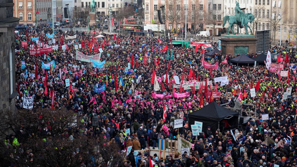 Miles de daneses claman contra quitar un festivo para subir el gasto en Defensa