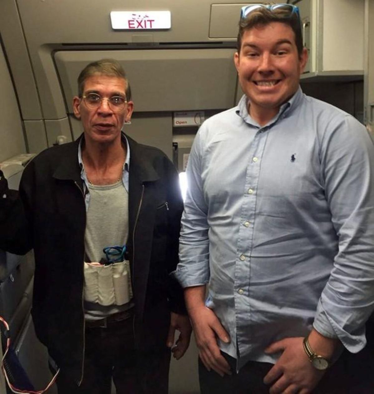 Un británico se hace una foto con el secuestrador del avión de EgyptAir. Un británico se hace una foto con el secuestrador del avión de EgyptAir.
