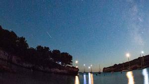 Perseidas en cala Turqueta, en Menorca.