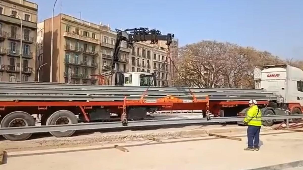 Barcelona recibe primeros carriles para unir el tranvía de la Diagonal