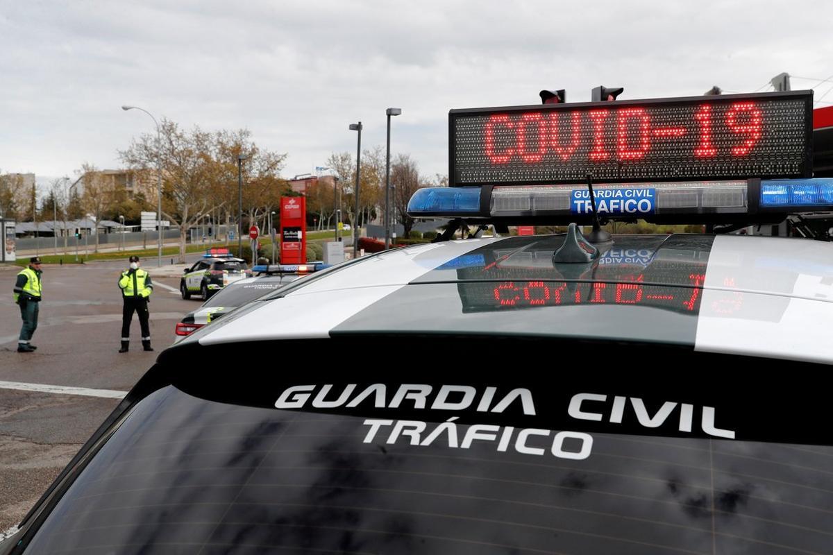 MADRID, 24/03/2020.- Efectivos de la Guardia Civil realizan un control de tráfico en la M-40, en las proximidades del Hospital Temporal de la Comunidad de Madrid ubicado en Ifema. EFE/ Chema Moya