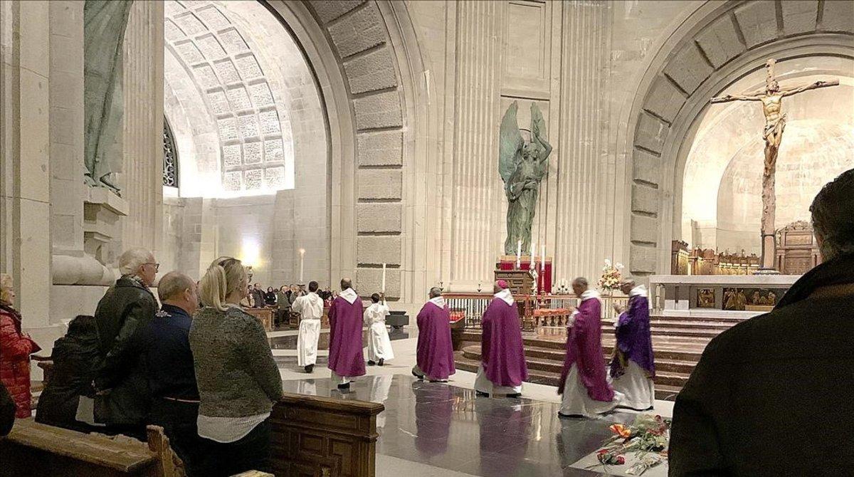 Los monjes benedictinos abandonan la basílica tras la misa en el Valle de los Caídos, este miércoles.  