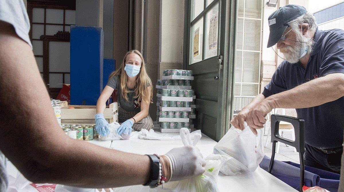 Voluntarios de la fundación Formació i Treball reparten comida entre las personas más vulnerables, el pasado 16 de mayo en Barcelona.