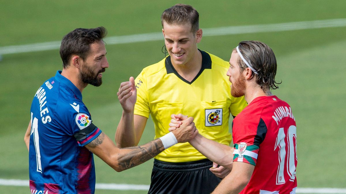 Los capitanes Morales y Muniain se saludan al empezar el partido. Los capitanes Morales y Muniain se saludan al empezar el partido.