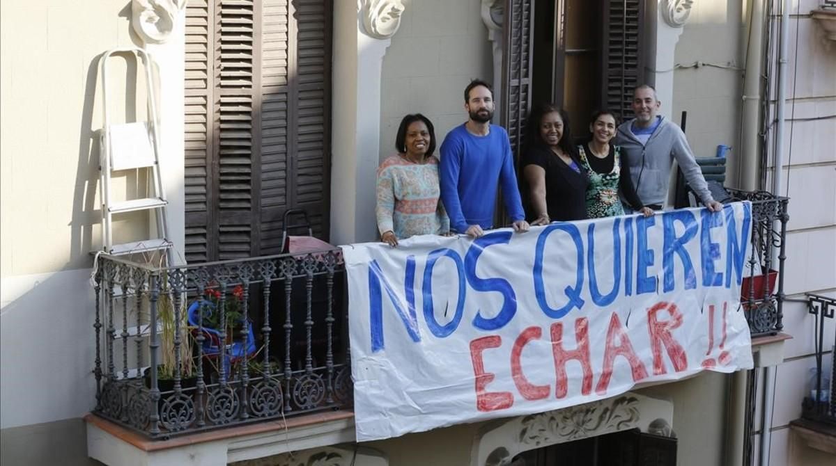 Vecinos de la calle de Leiva, 37, en el balcón de su finca, en marzo. Vecinos de la calle de Leiva, 37, en el balcón de su finca, en marzo.