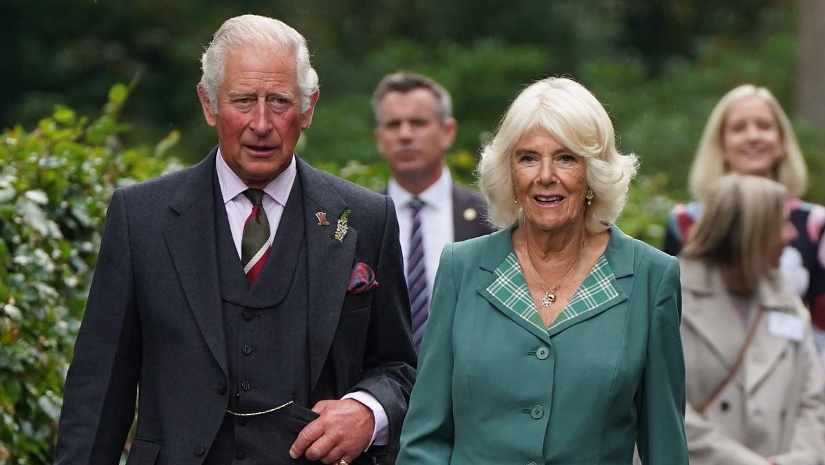 El príncipe Carlos y su esposa, Camilla, durante una visita a Dumfries House, en Cunnock, el pasado septiembre.