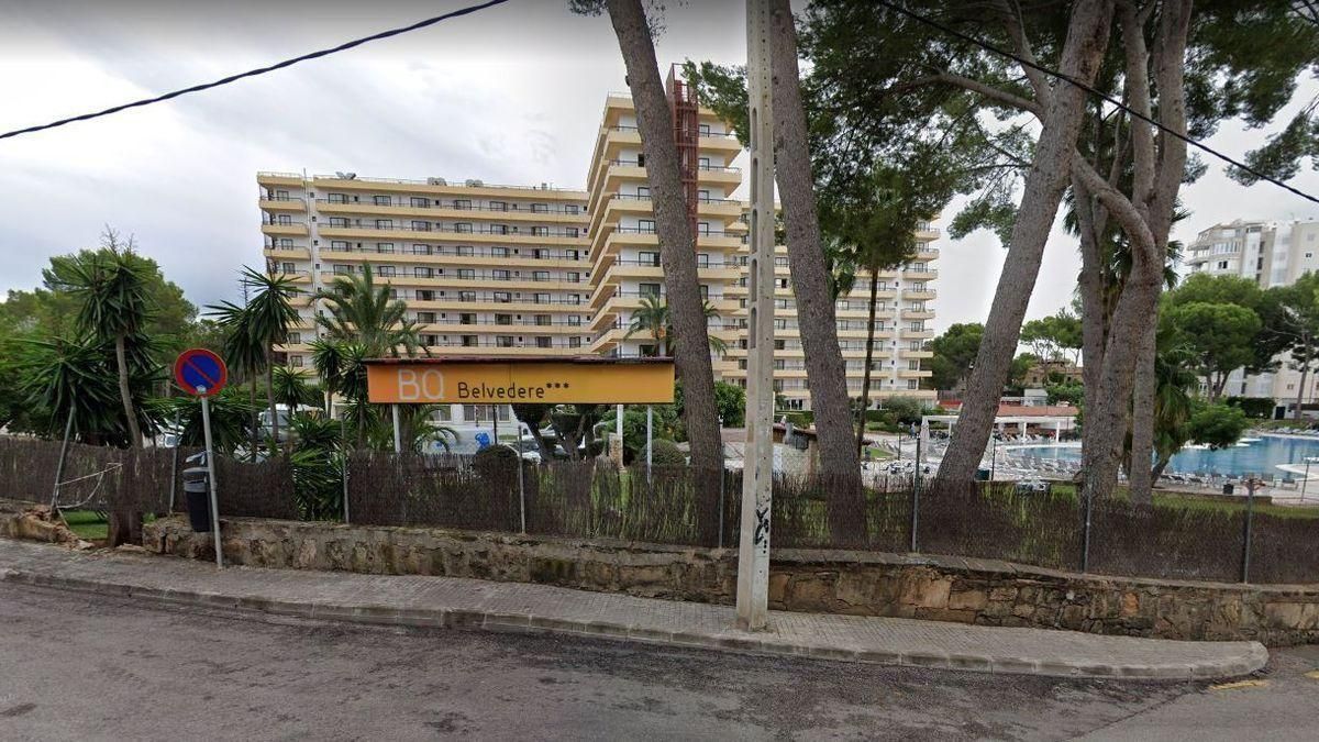 Un turista de 19 años, grave tras caer desde el cuarto piso de un hotel en Palma Un turista de 19 años, grave tras caer desde el cuarto piso de un hotel en Palma