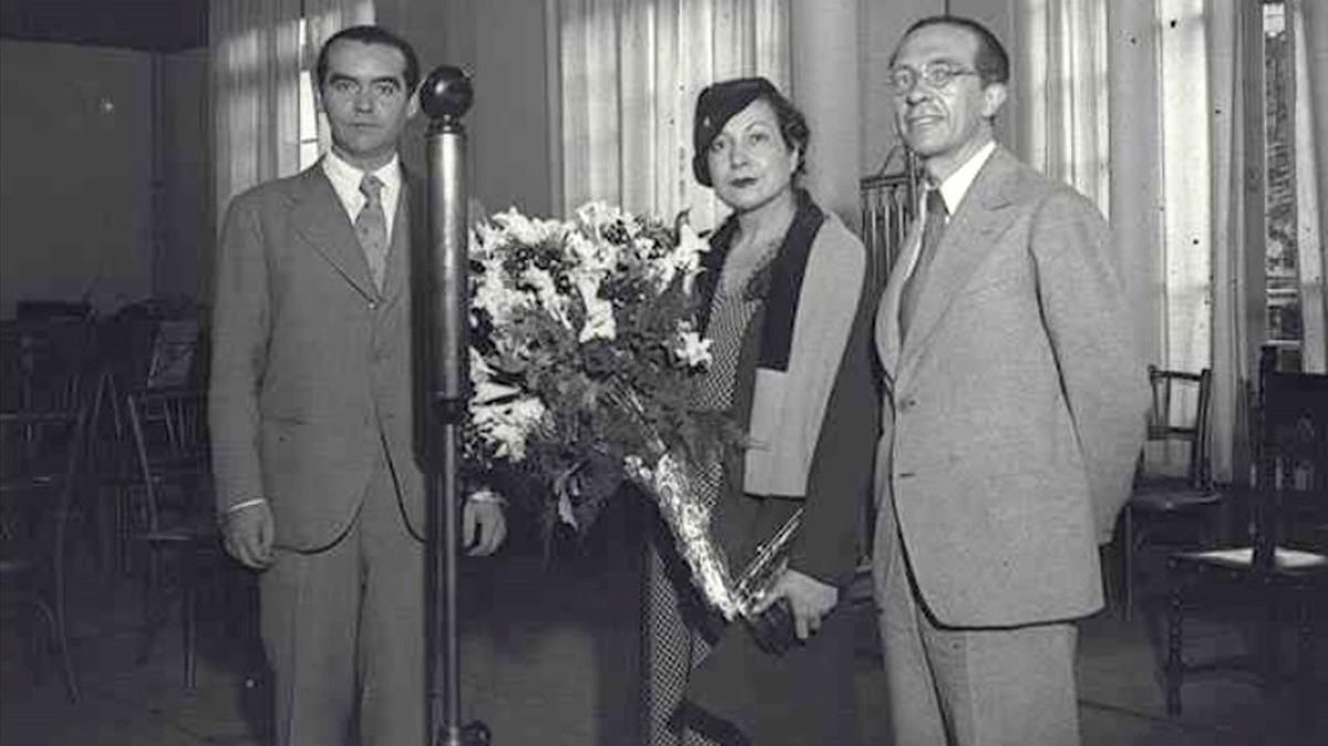 Federico Garcia Lorca junto a la actriz Margarita Xirgu y el dramaturgo Cipriano Rivas Cherif, en Barcelona en 1931. Federico Garcia Lorca junto a la actriz Margarita Xirgu y el dramaturgo Cipriano Rivas Cherif, en Barcelona en 1931.