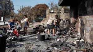 Diversos voluntarios ayudan a los propietarios de la urbanización River Park a limpiar sus casas llenas de ceniza debido al incedio declarado el 17  de julio de 2022