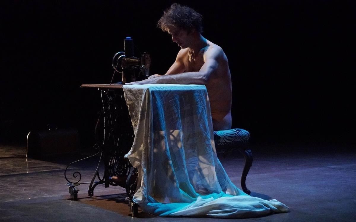 Alcántara, creador y protagonista de ’Déejà vu’, en un momento de la obra. Alcántara, creador y protagonista de ’Déejà vu’, en un momento de la obra.
