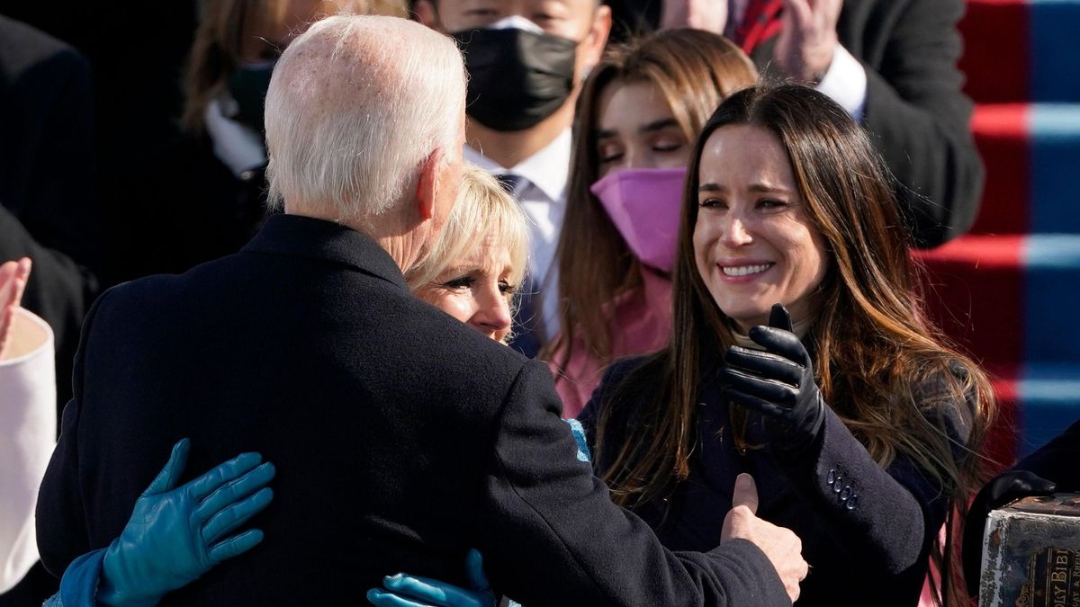 Joe Biden abrazó a su hija Ashley después de prestar juramento como presidente de EEUU. Joe Biden abrazó a su hija Ashley después de prestar juramento como presidente de EEUU.