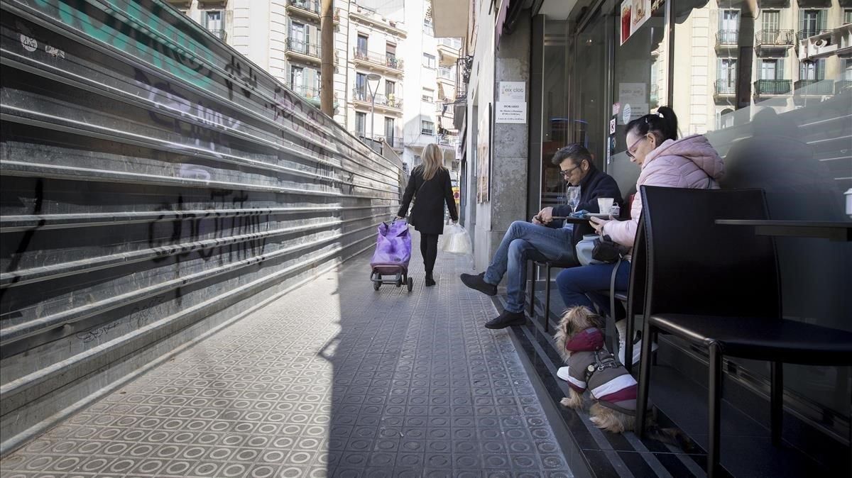 Aceras en mínimos en el eje comercial del Clot, por obras del AVE. Aceras en mínimos en el eje comercial del Clot, por obras del AVE.