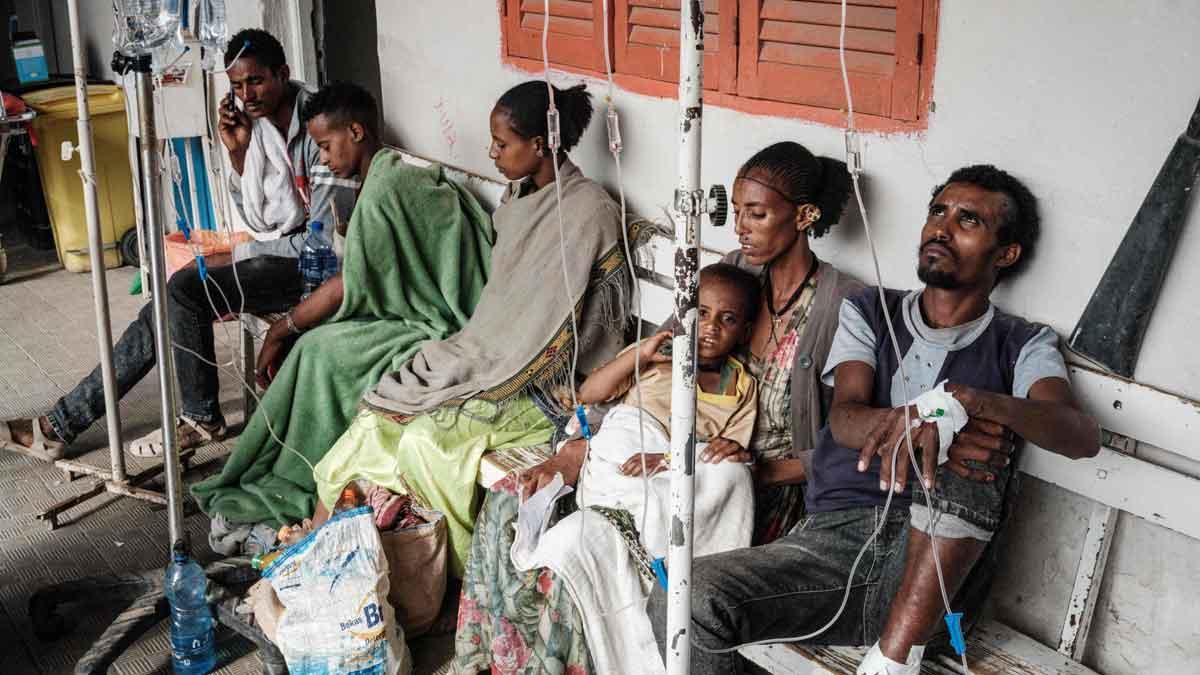 Heridos por un bombardeo del Ejército de Etiopía esperan ser atendidos en el hospital de Mekele, capital de la región norteña de Tigré