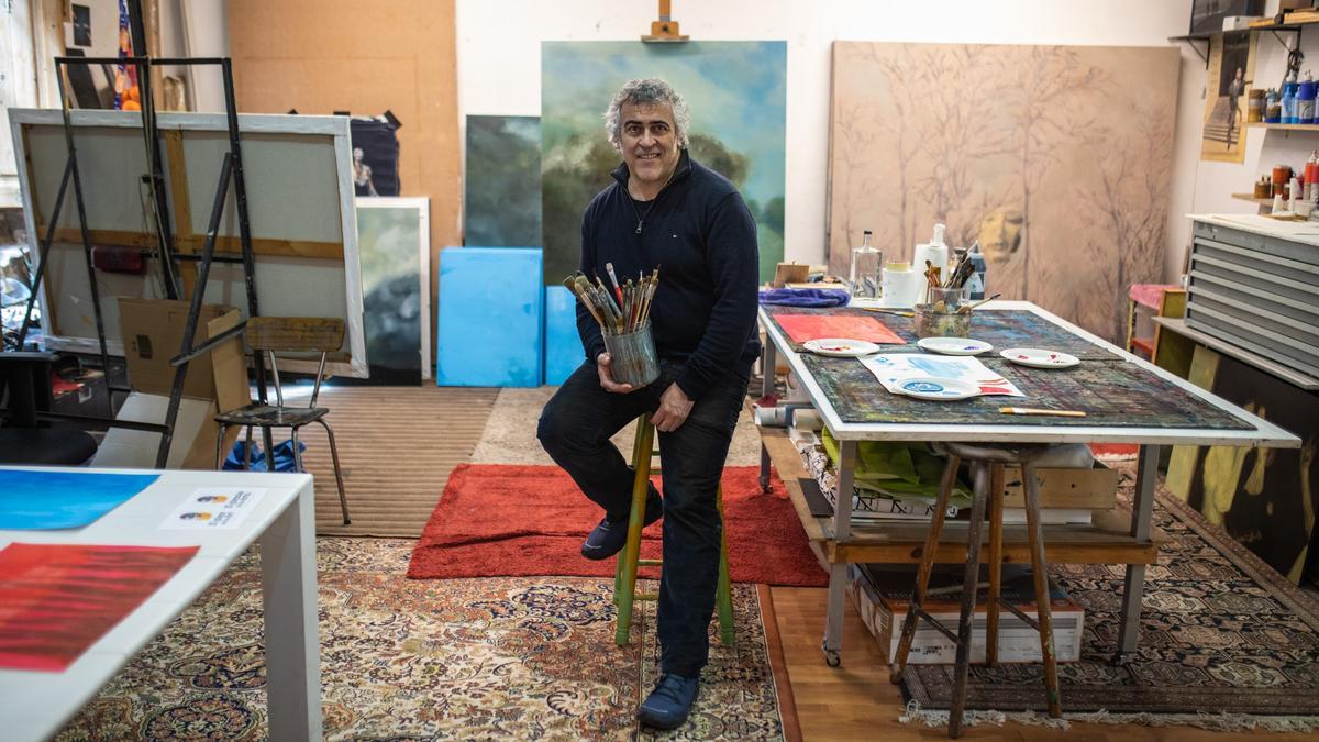 Daniel Berdala, pintor y entrenador personal del Gimnàs de les Arts, en su estudio. 