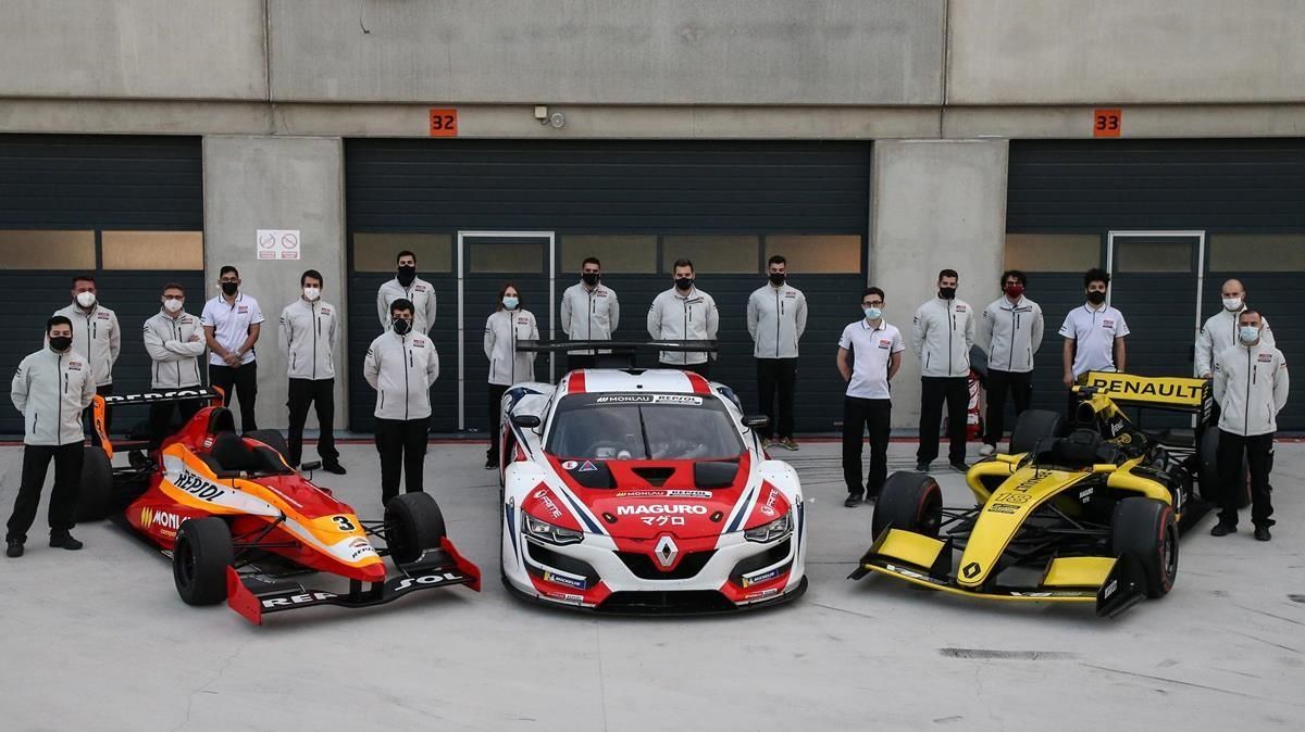 Alumnos, ingenieros y mecánicos de los distintos equipos de la Escuela Monlau Repsol. Alumnos, ingenieros y mecánicos de los distintos equipos de la Escuela Monlau Repsol.