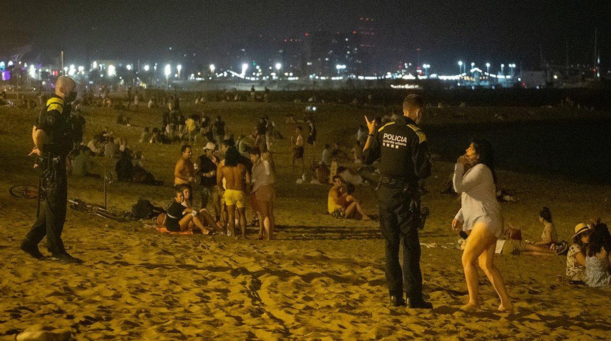 Agentes de las Guardia Urbana patrullan por las playas de Barcelona para impedir botellones nocturnos, el pasado 23 de julio.