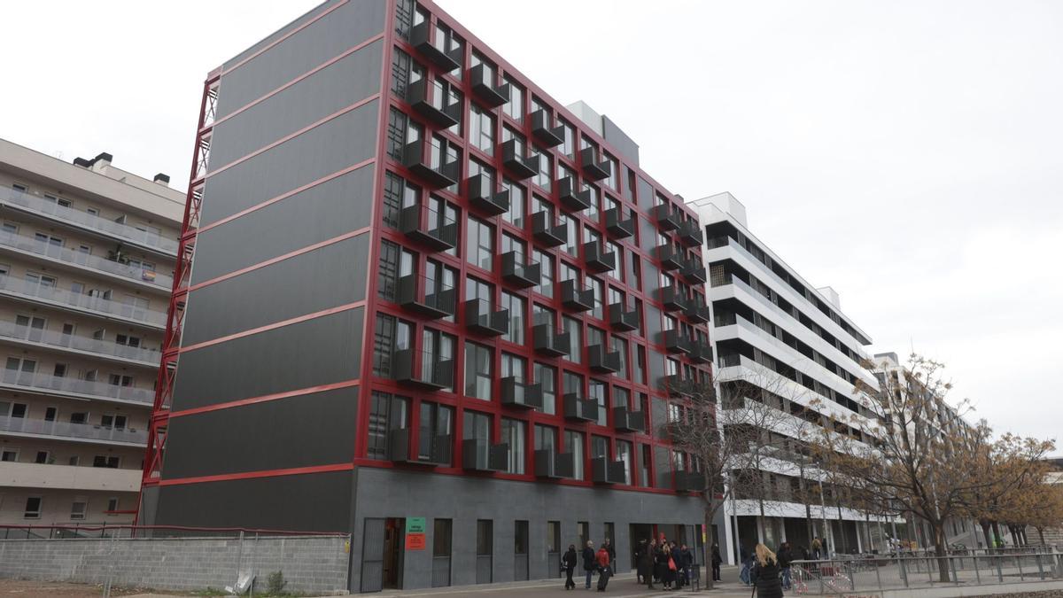 El segundo bloque de contenedores de BCN alojará a 35 familias monoparentales. El edificio construido con módulos reutilizados se erige en Glòries y cuenta con 42 viviendas.