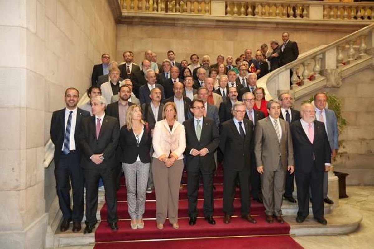 Foto de familia de los integrantes del Pacte pel Dret a Decidir. Foto de familia de los integrantes del Pacte pel Dret a Decidir.
