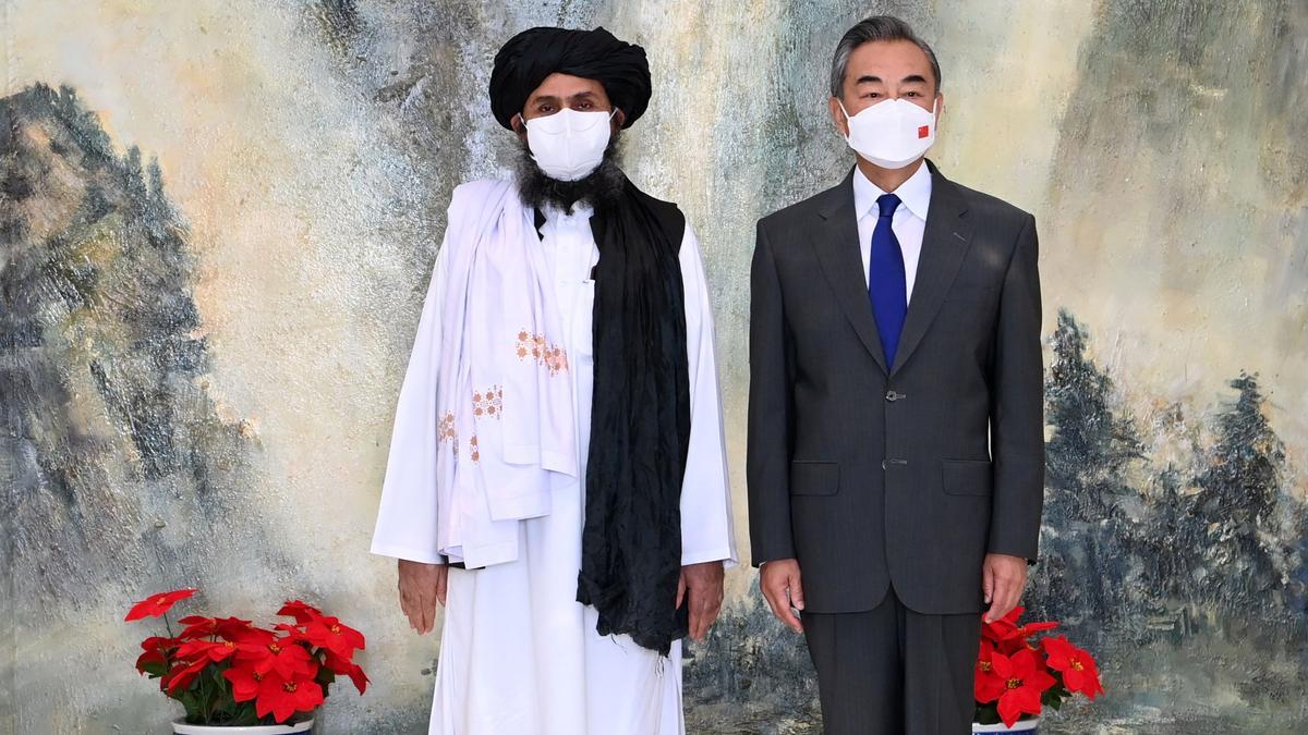 El Consejero de Estado y Ministro de Relaciones Exteriores de China, Wang Yi, se reunió con el mulá Abdul Ghani Baradar, jefe político de los talibanes de Afganistán, en Tianjin, China, el 28 de julio de 2021.