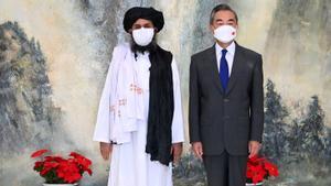 El Consejero de Estado y Ministro de Relaciones Exteriores de China, Wang Yi, se reunió con el mulá Abdul Ghani Baradar, jefe político de los talibanes de Afganistán, en Tianjin, China, el 28 de julio de 2021.