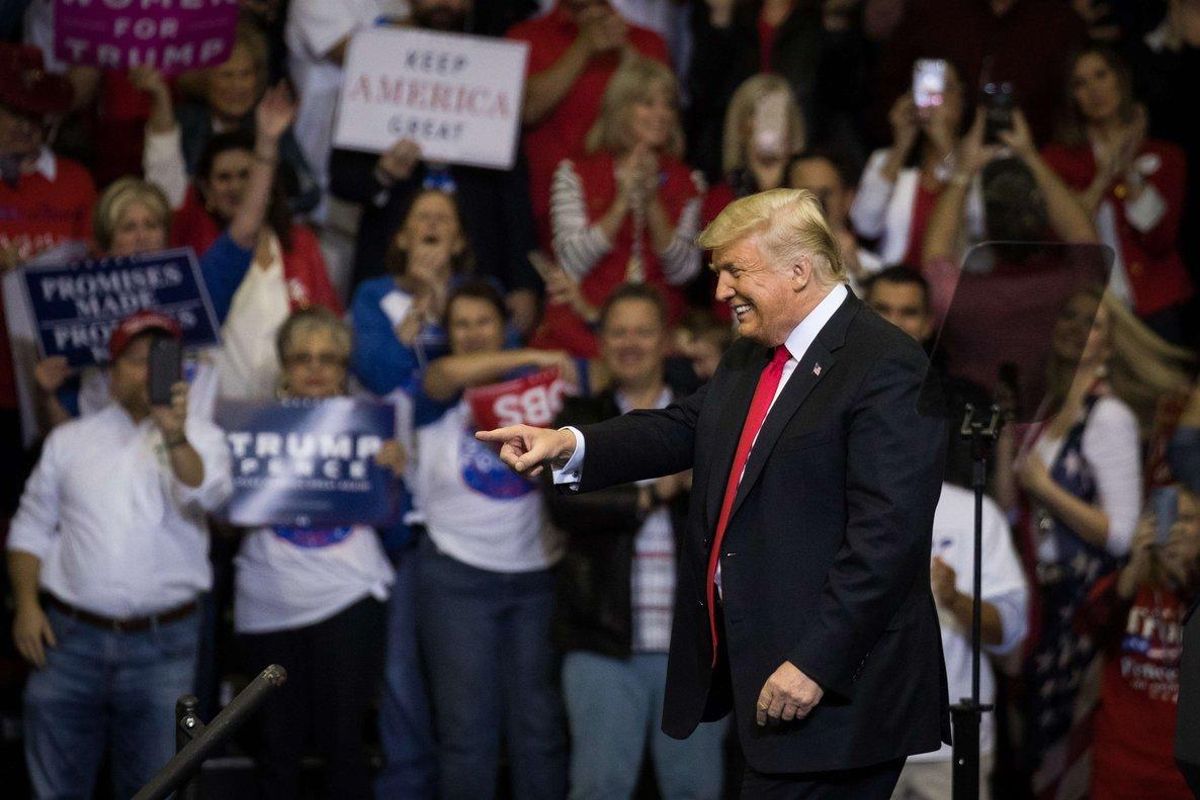 Trump, durante el mitin de apoyo a Ted Cruz, este lunes en Houston (Texas). Trump, durante el mitin de apoyo a Ted Cruz, este lunes en Houston (Texas).
