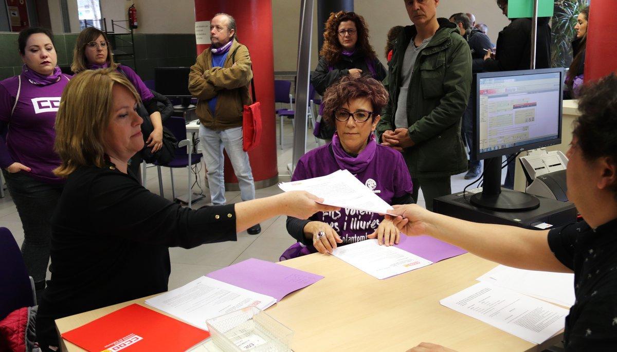 La secretaria de acción sindical de CCOO de Catalunya, Cristina Torre, y la secretaria de igualdad, Alba García, registran una batería de denuncias en Inspección de Trabajo.