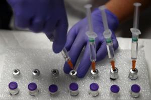 Tres dosis de vacuna protegen contra ómicron, según Pfizer