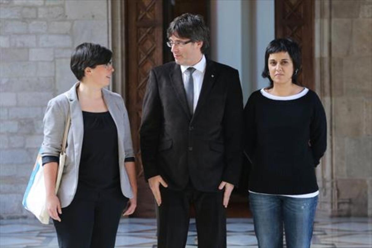 El ’president’ Carles Puigdemont y las diputadas de la CUP Mireia Boya y Anna Gabriel, en febrero. El ’president’ Carles Puigdemont y las diputadas de la CUP Mireia Boya y Anna Gabriel, en febrero.