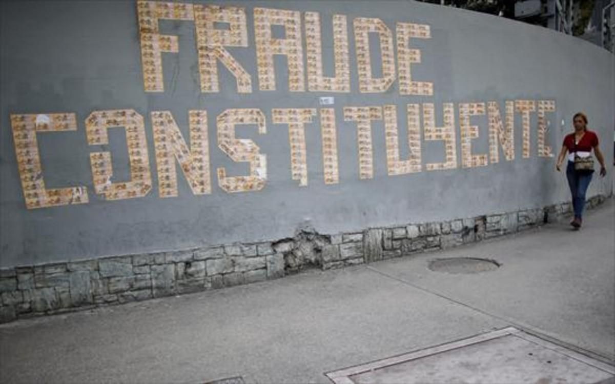 Una pintada denuncia la votació a l’Assemblea Constituent en un mur de Caracas. Una pintada denuncia la votació a l’Assemblea Constituent en un mur de Caracas.