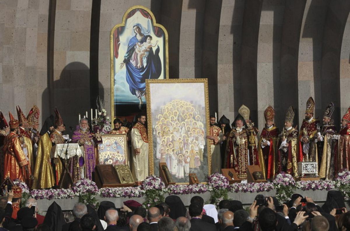 La Iglesia armenia canoniza al millón y medio de muertos en el genocidio armenio.