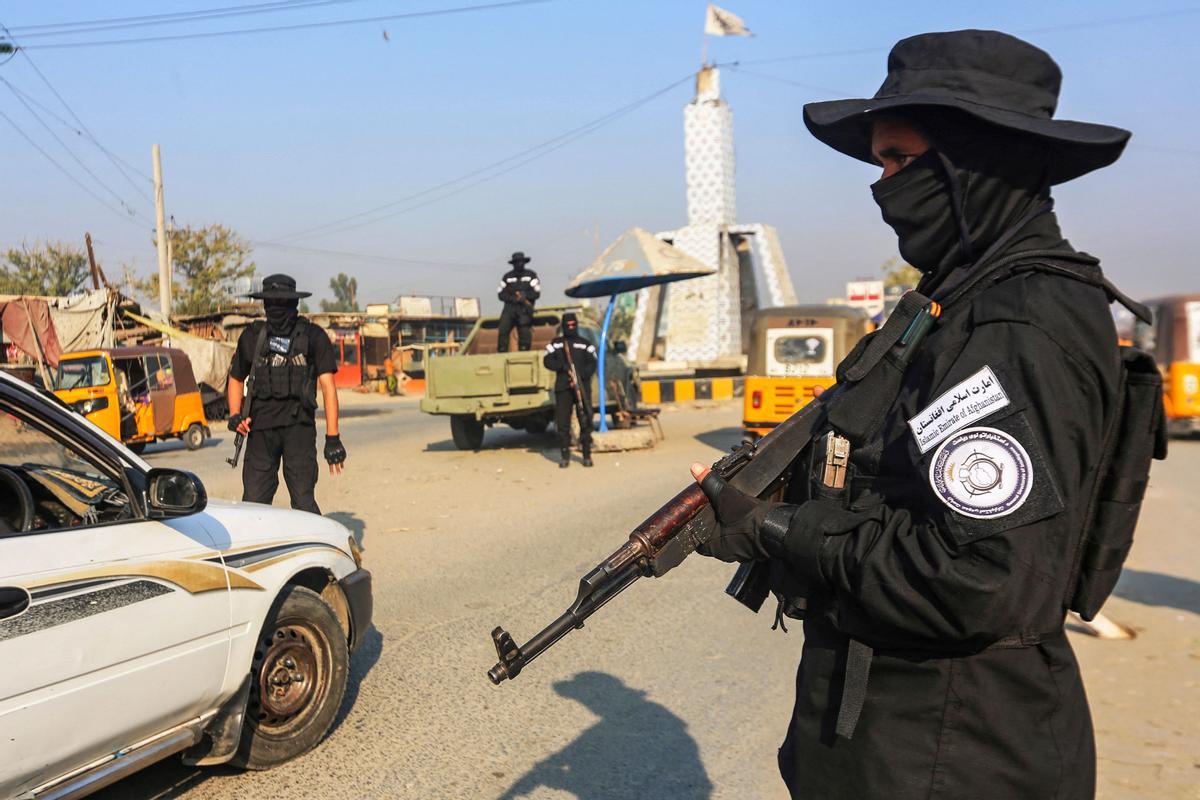 Agentes de la seguridad del Gobierno talibán hacen guardia frente a un puesto de control en una calle de Jalalabad. 