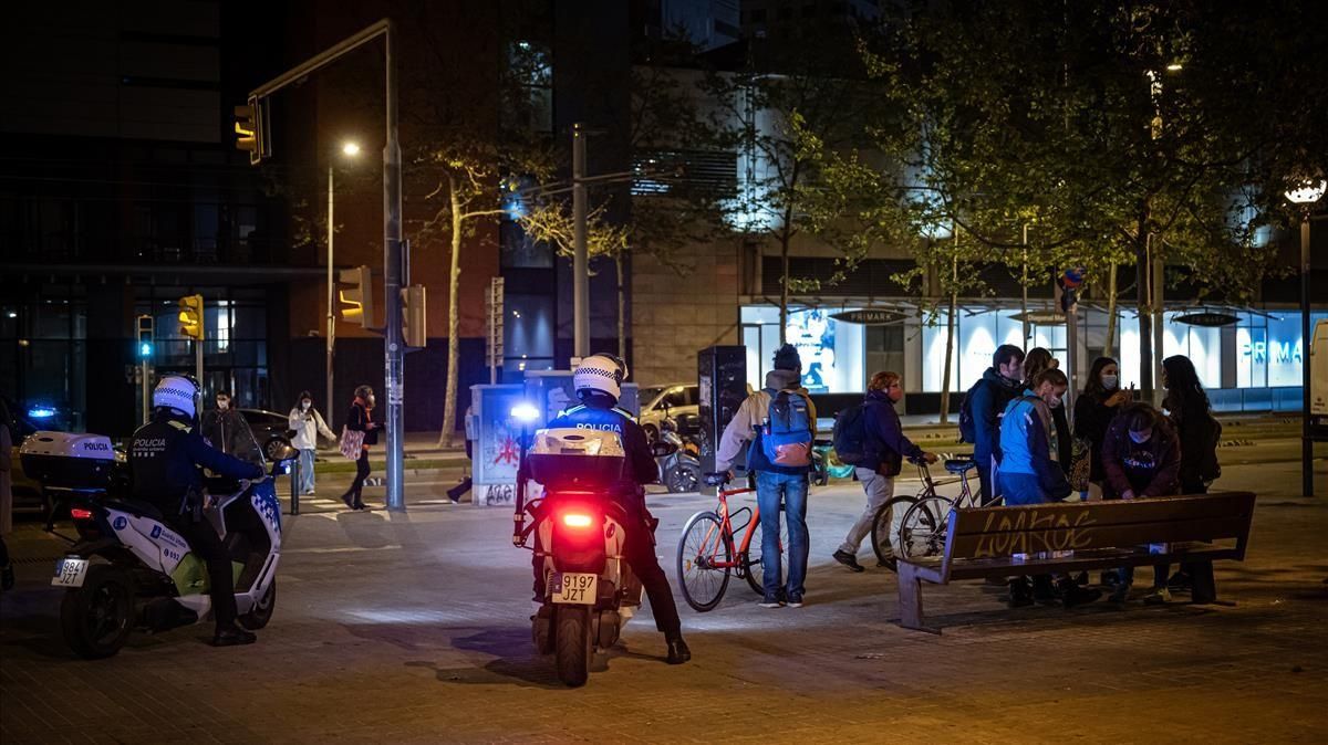 Una patrulla vigila la formación de botellones tras la salida de los conciertos de la Telecogresca, ayer. Una patrulla vigila la formación de botellones tras la salida de los conciertos de la Telecogresca, ayer.