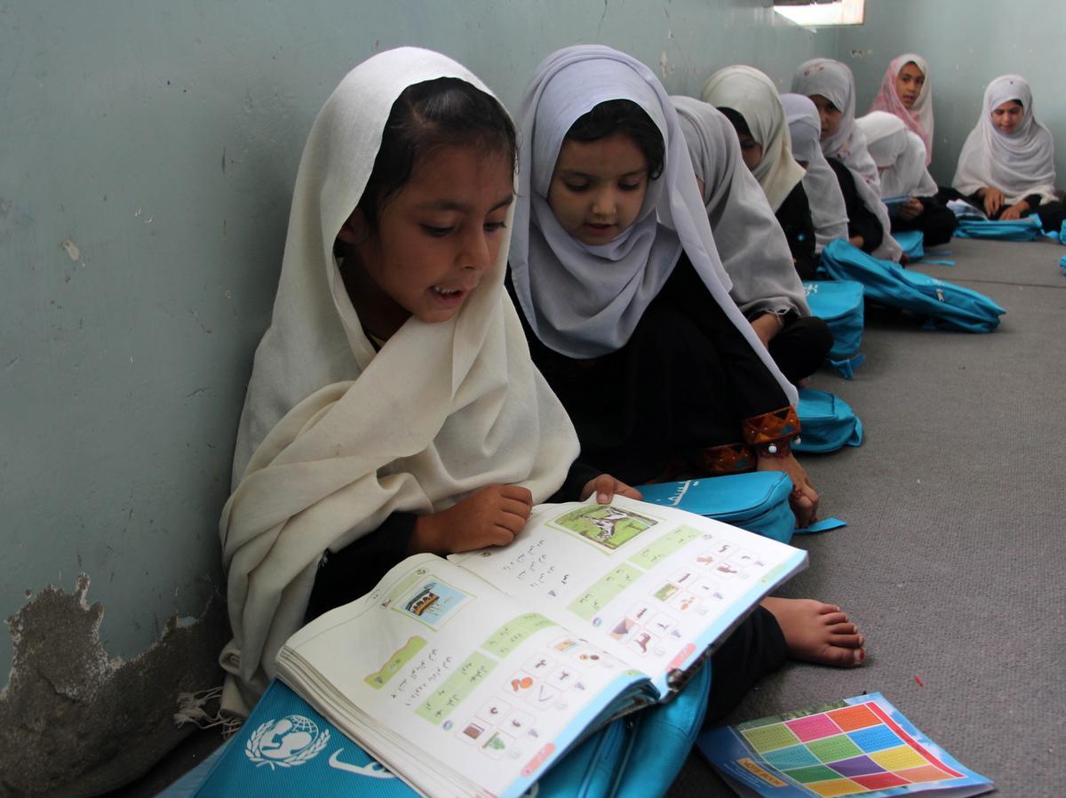 Niñas afganas asisten a la escuela primaria mientras Afganistán conmemora el segundo aniversario de la prohibición de que las niñas vayan a la escuela secundaria, en Kandahar, Afganistán, el 18 de septiembre de 2023. EFE/EPA/STRINGER Niñas afganas asisten a la escuela primaria mientras Afganistán conmemora el segundo aniversario de la prohibición de que las niñas vayan a la escuela secundaria, en Kandahar, Afganistán, el 18 de septiembre de 2023. EFE/EPA/STRINGER