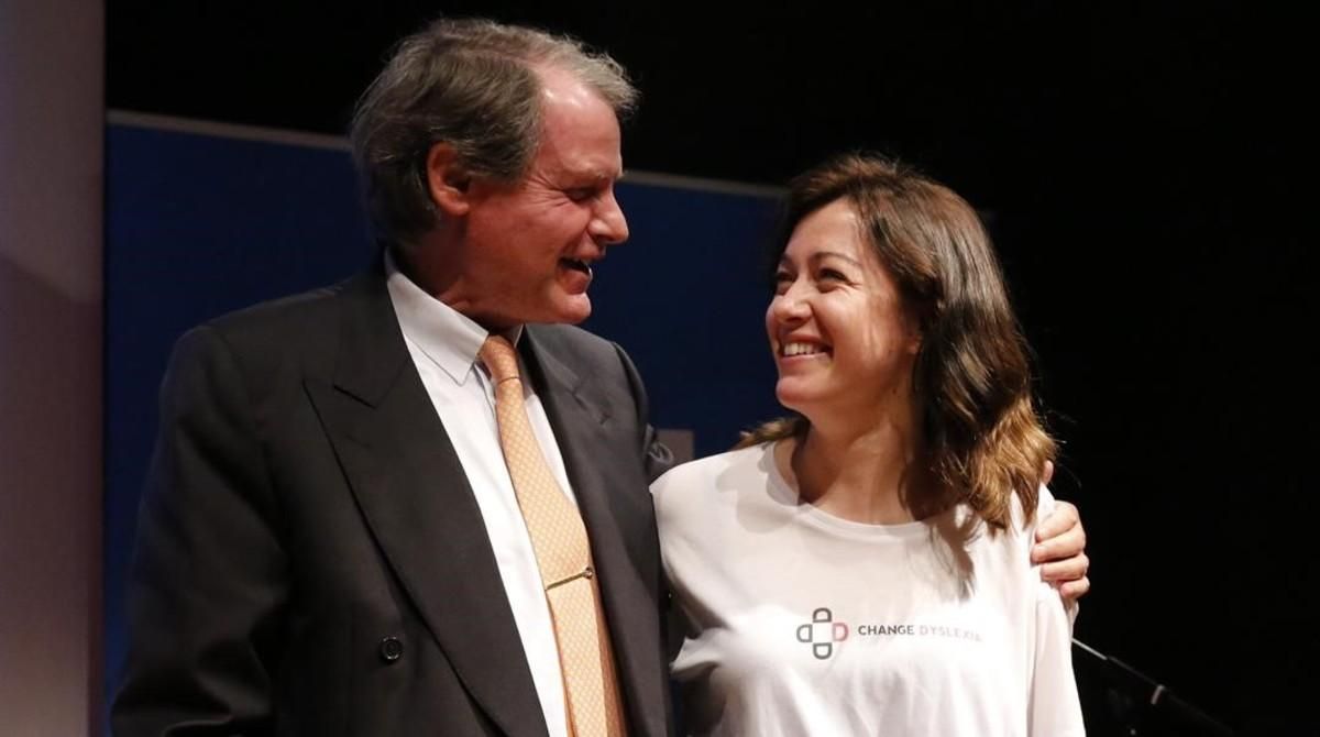 Rello recibe la felicitación del presidente de la Fundación Princesa de Girona, Francisco Belil. Rello recibe la felicitación del presidente de la Fundación Princesa de Girona, Francisco Belil.