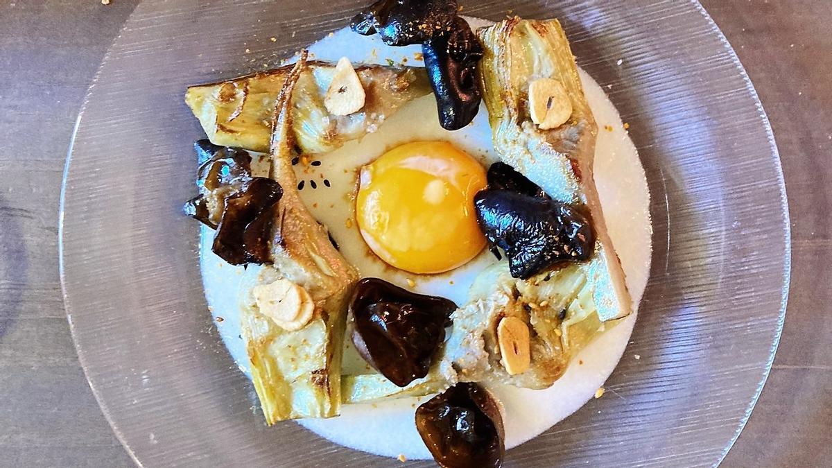Alcachofa confitada, crema de parmesano yema de huevo curada del restaurante La Disfrutona, que participa en las jornadas gastronómicas de la alcachofa de la DO Sants.