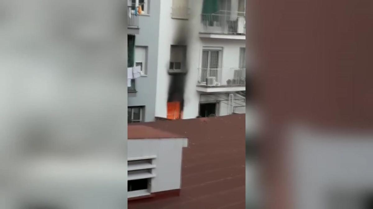 El incendio en una vivienda de Les Corts deja un muerto.