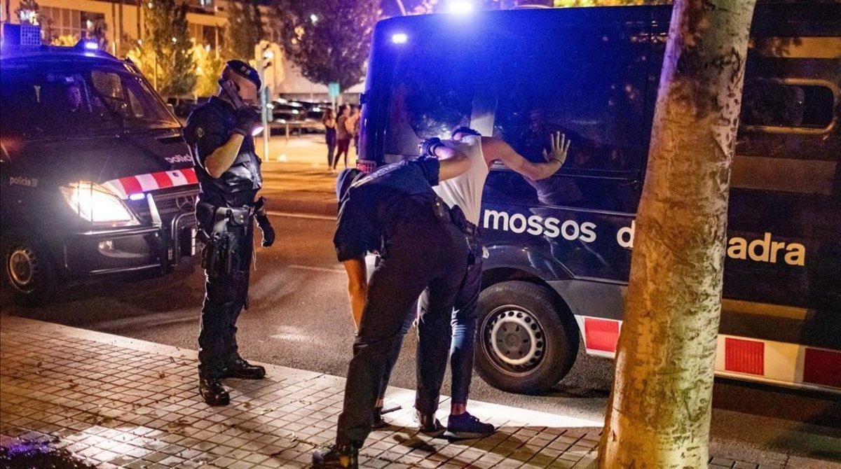 Controles de los Mossos en el barrio de la Mina en Sant Adrià de Besòs. Controles de los Mossos en el barrio de la Mina en Sant Adrià de Besòs.