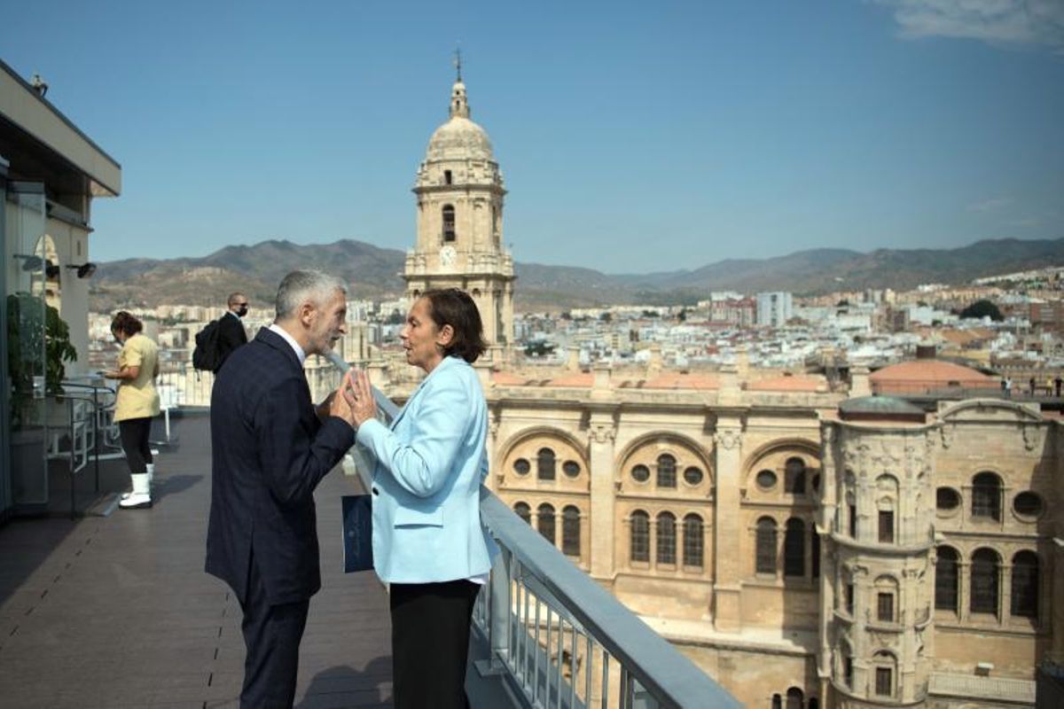 El ministro del Interior, Fernando Grande-Marlaska, charla con su homóloga italiana, Luciana Lamorgese, durante la cumbre MED5 de ministros del Interior, este 25 de septiembre de 2021 en Málaga. El ministro del Interior, Fernando Grande-Marlaska, charla con su homóloga italiana, Luciana Lamorgese, durante la cumbre MED5 de ministros del Interior, este 25 de septiembre de 2021 en Málaga.